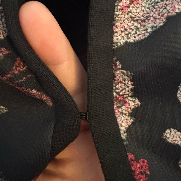 Cleo Black and Floral Stretch Blazer. Women’s size Large. - Picture 7 of 7